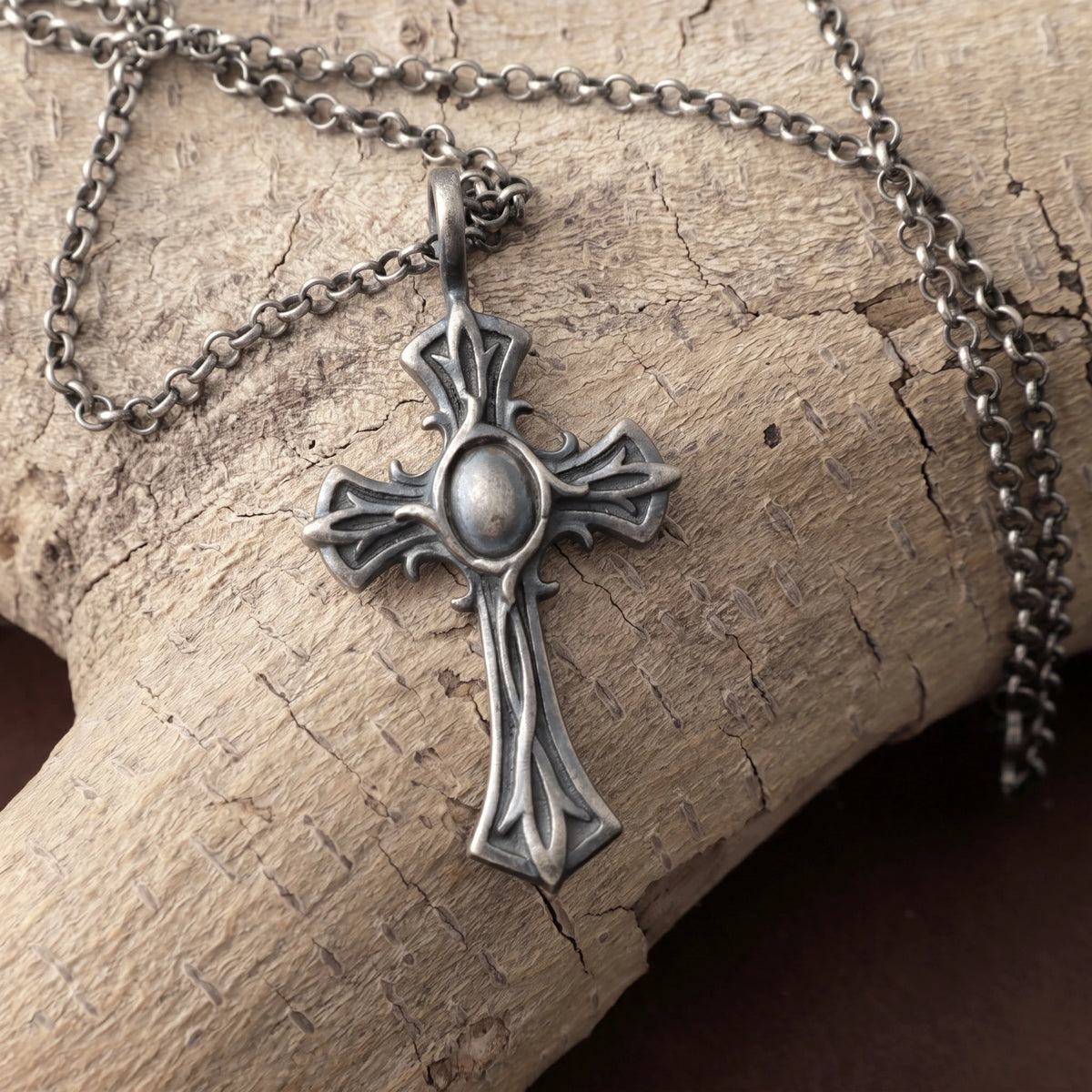 Personalized 925 Sterling Silver Gothic Cross Pendant Honoring Christ’s Redeeming Love