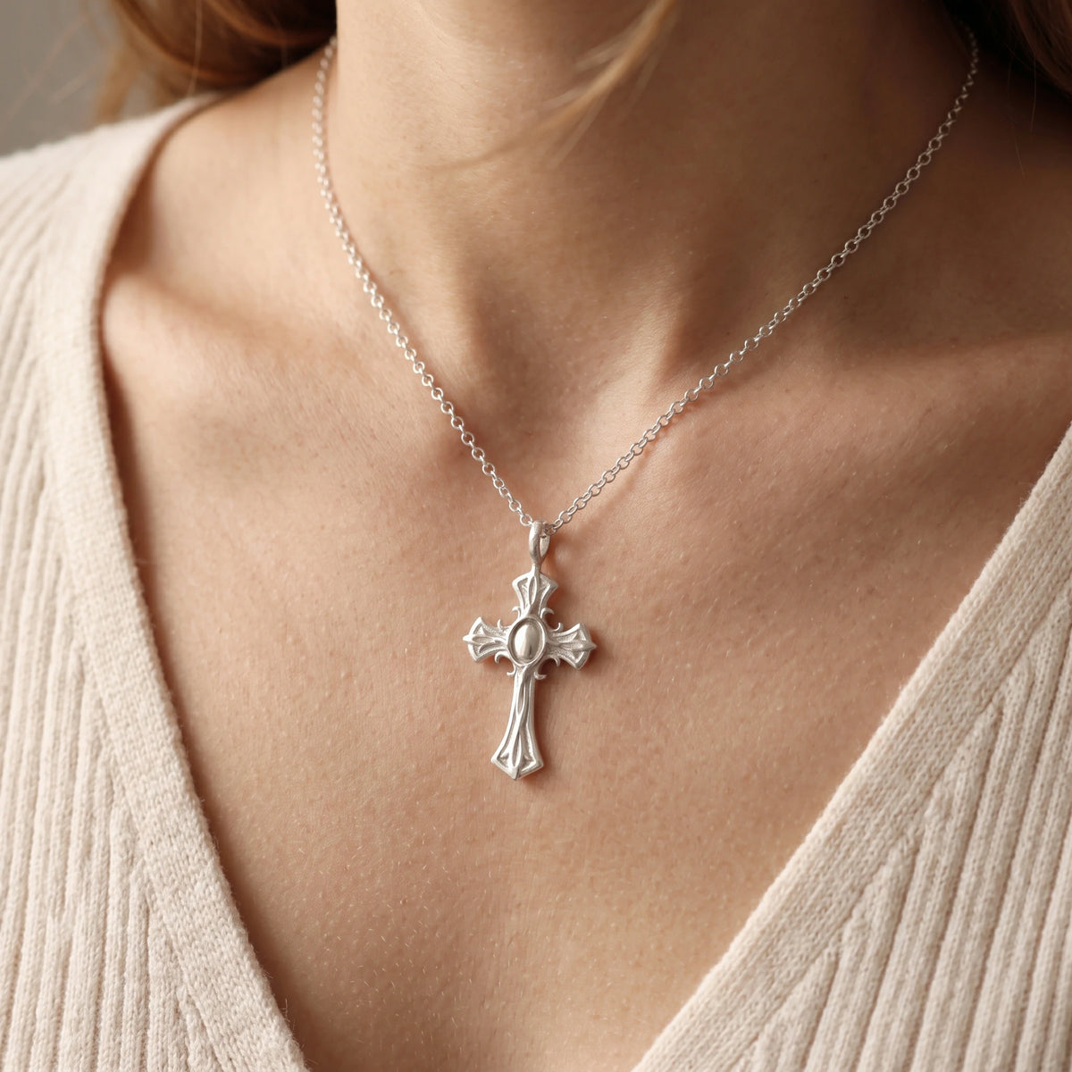 Personalized 925 Sterling Silver Gothic Cross Pendant Honoring Christ’s Redeeming Love