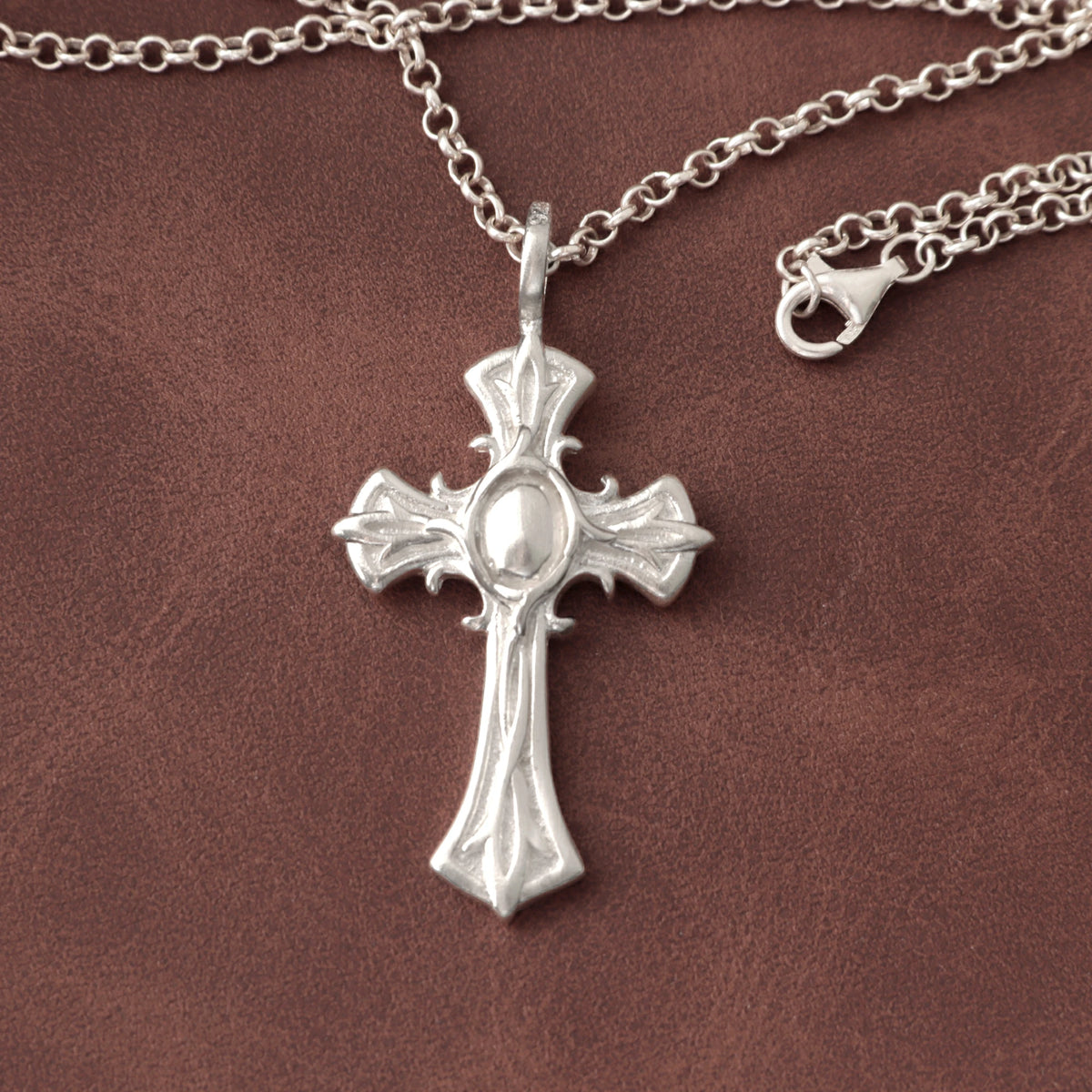 Personalized 925 Sterling Silver Gothic Cross Pendant Honoring Christ’s Redeeming Love