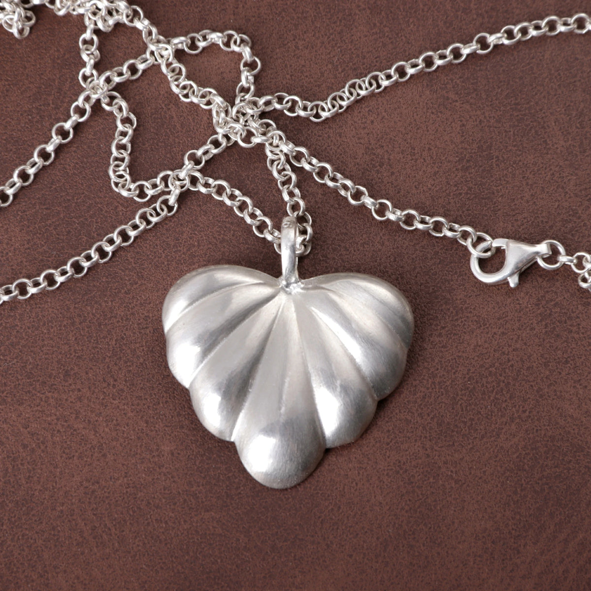 925 Sterling Silver Fluted Heart Pendant Delivering Fluid Grace And Modern Warmth