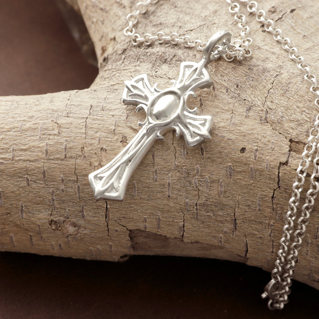 Personalized 925 Sterling Silver Gothic Cross Pendant Honoring Christ’s Redeeming Love