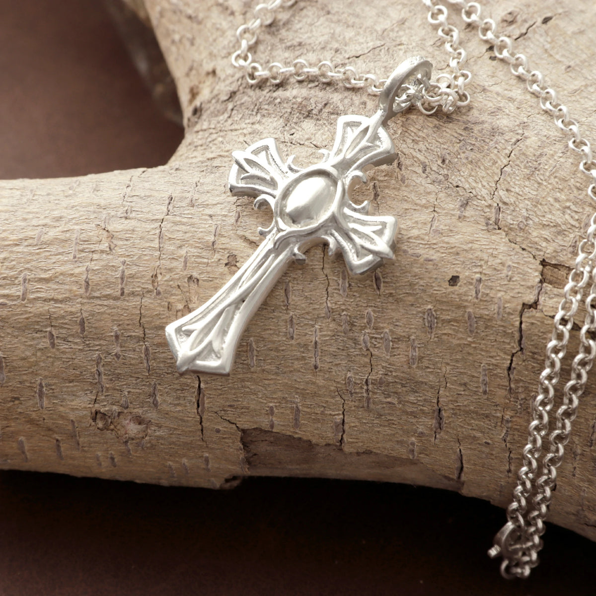 Personalized 925 Sterling Silver Gothic Cross Pendant Honoring Christ’s Redeeming Love