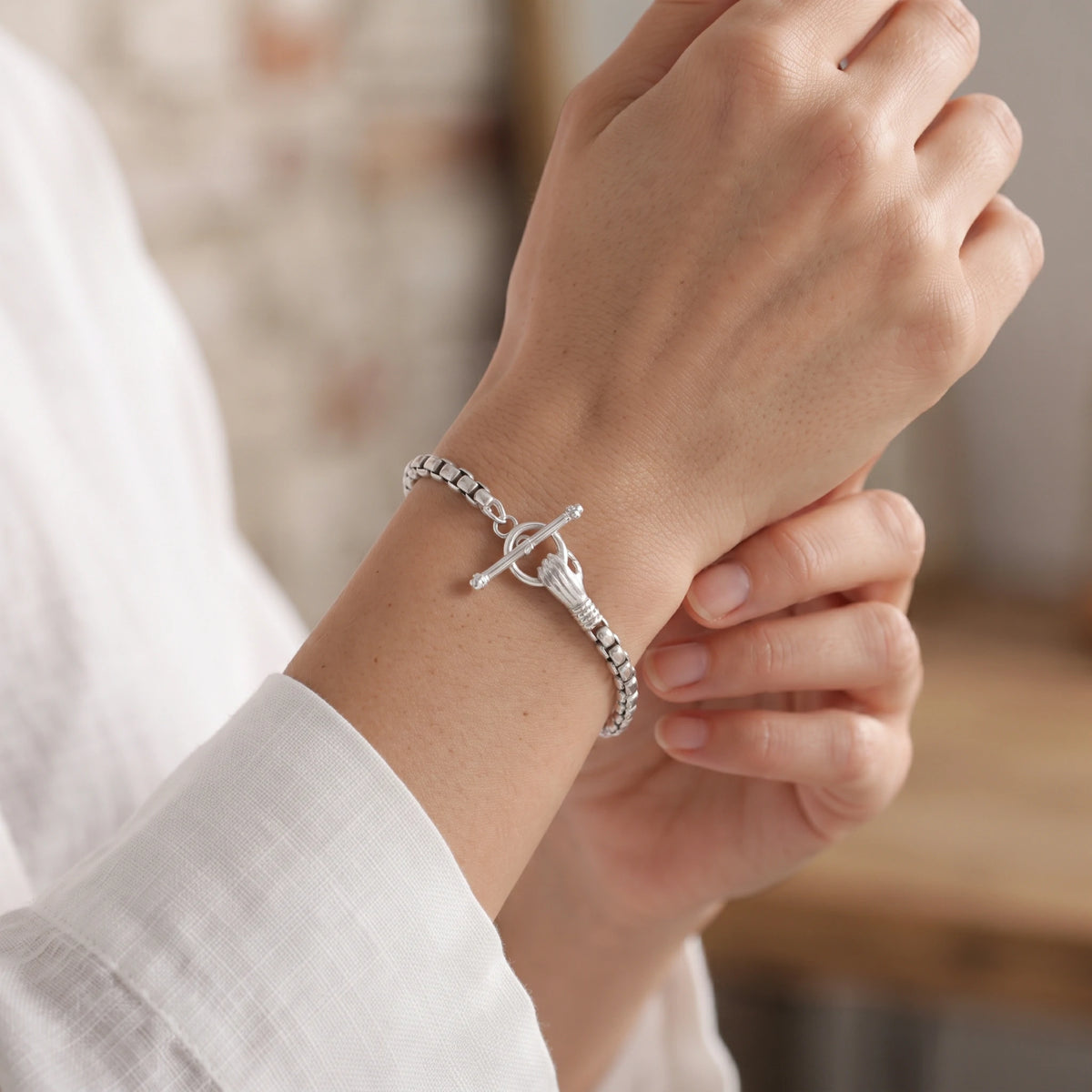 925 Sterling Silver Round Box Chain Bracelet With Sculpted Hand Toggle Clasp